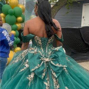 Exquisite Emerald and Gold Off-Shoulder Prom Dress